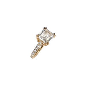 Solitaire Iris taille émeraude en or jaune 18 carats et diamants