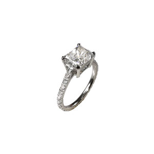 Solitaire Iris Radiant en or blanc 18 carats et diamants