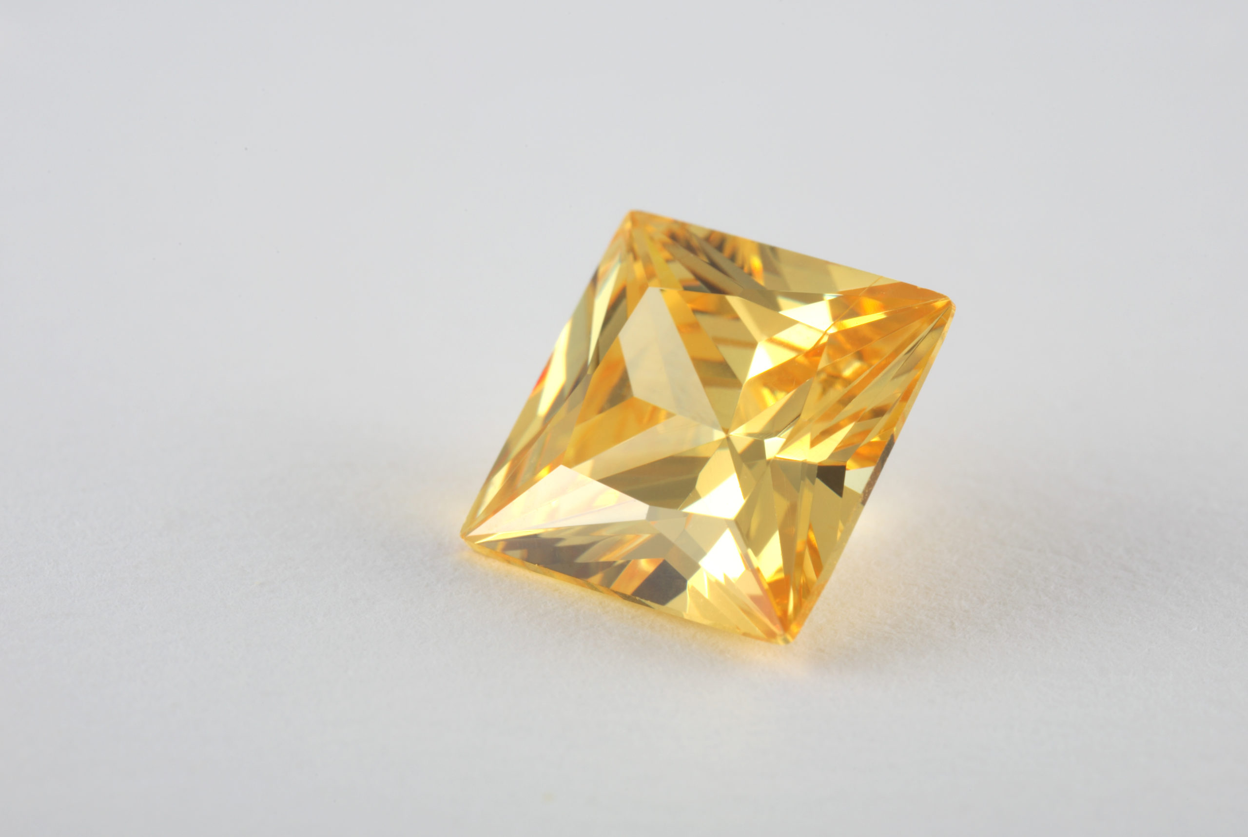 Les diamants de couleur : Diamant jaune taille princesse