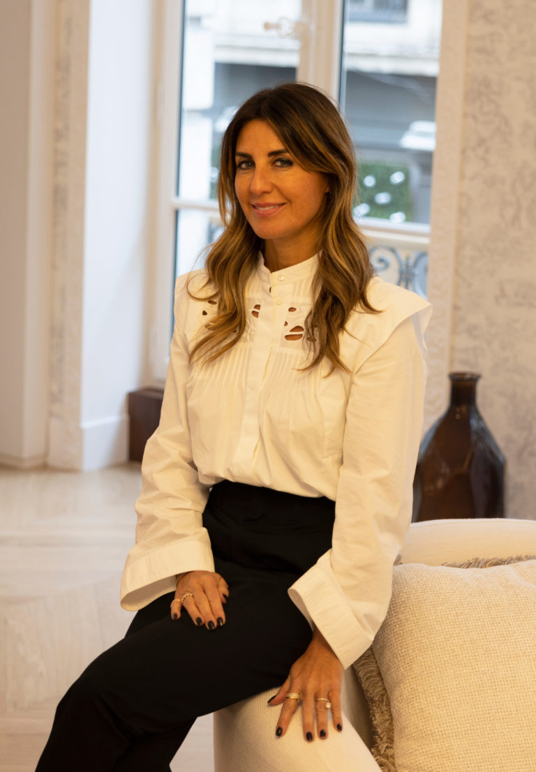 Sandie Illouz présente dans le showroom lyon 2
